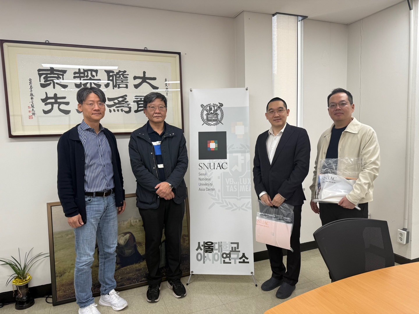 Delegation from VinUni Visits SNUAC
